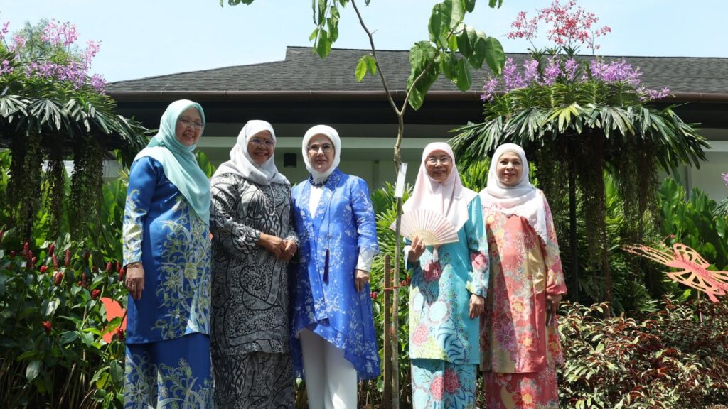 First lady Emine Erdoğan (C), Wan Azizah Wan Ismail (2nd R), Zaliha binti Mustafa (L) and Mayor Maimunah Mohd Sharif (2nd L) tour the Perdana Botanical Garden, Kuala Lumpur, Malaysia, Feb. 11, 2025. (AA Photo)