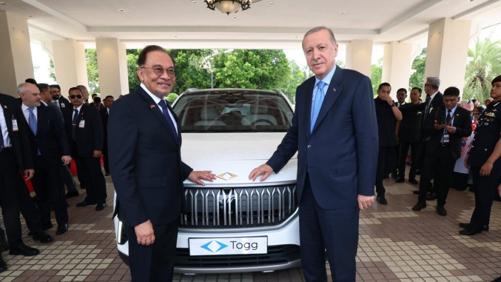 President Recep Tayyip Erdoğan presents a Togg T10X, Türkiye's domestic electric car, to Malaysian Prime Minister Anwar Ibrahim, Putrajaya, Malaysia, Feb. 11, 2025. (AA Photo)