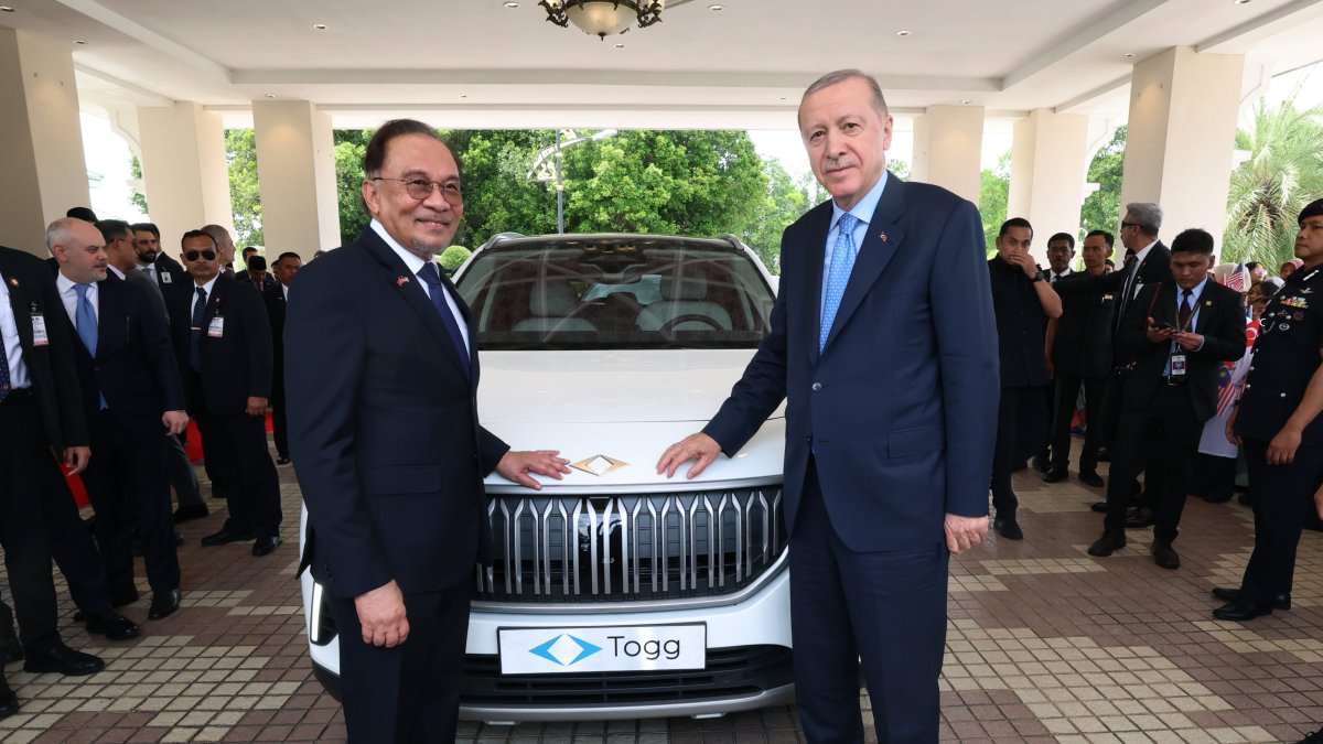 President Recep Tayyip Erdoğan presents a Togg T10X, Türkiye's domestic electric car, to Malaysian Prime Minister Anwar Ibrahim, Putrajaya, Malaysia, Feb. 11, 2025. (AA Photo)