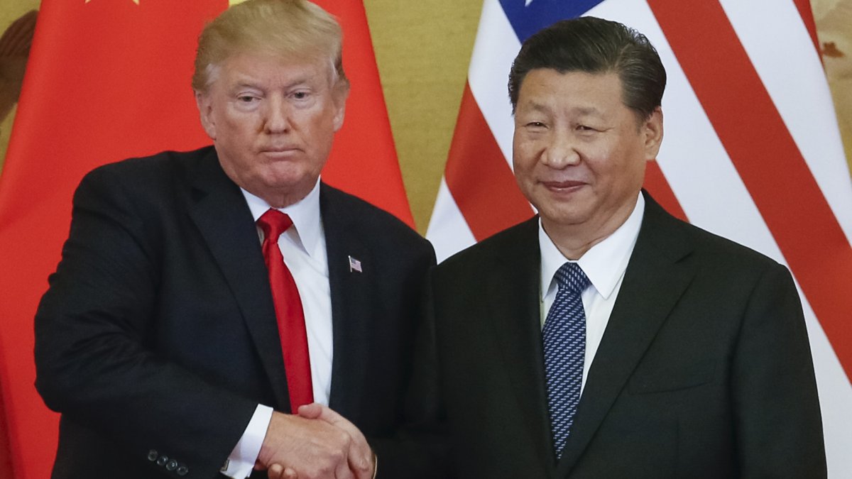 U.S. President Donald Trump (L) and Chinese President Xi Jinping (R) shake hands during a press conference in Beijing, China, Nov. 9, 2017 (EPA Photo)