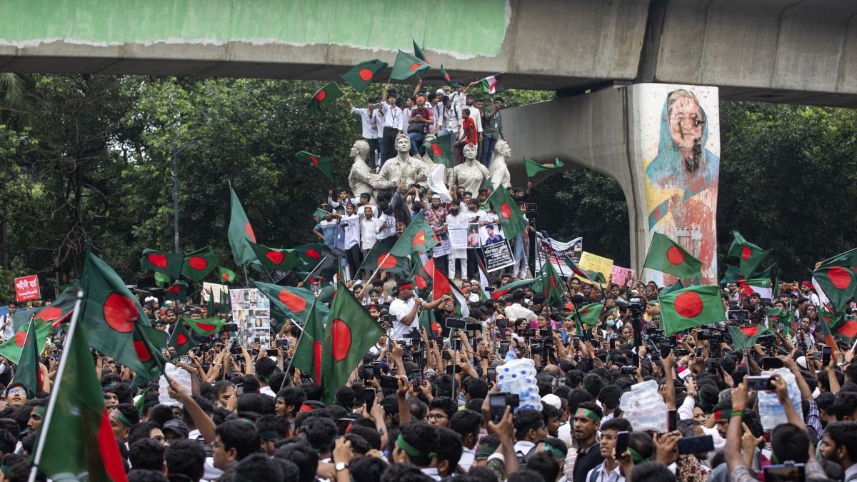 Students and other activists carry Bangladesh's national flag during a protest march in Dhaka, Bangladesh, Sept. 5, 2024. (AP Photo)