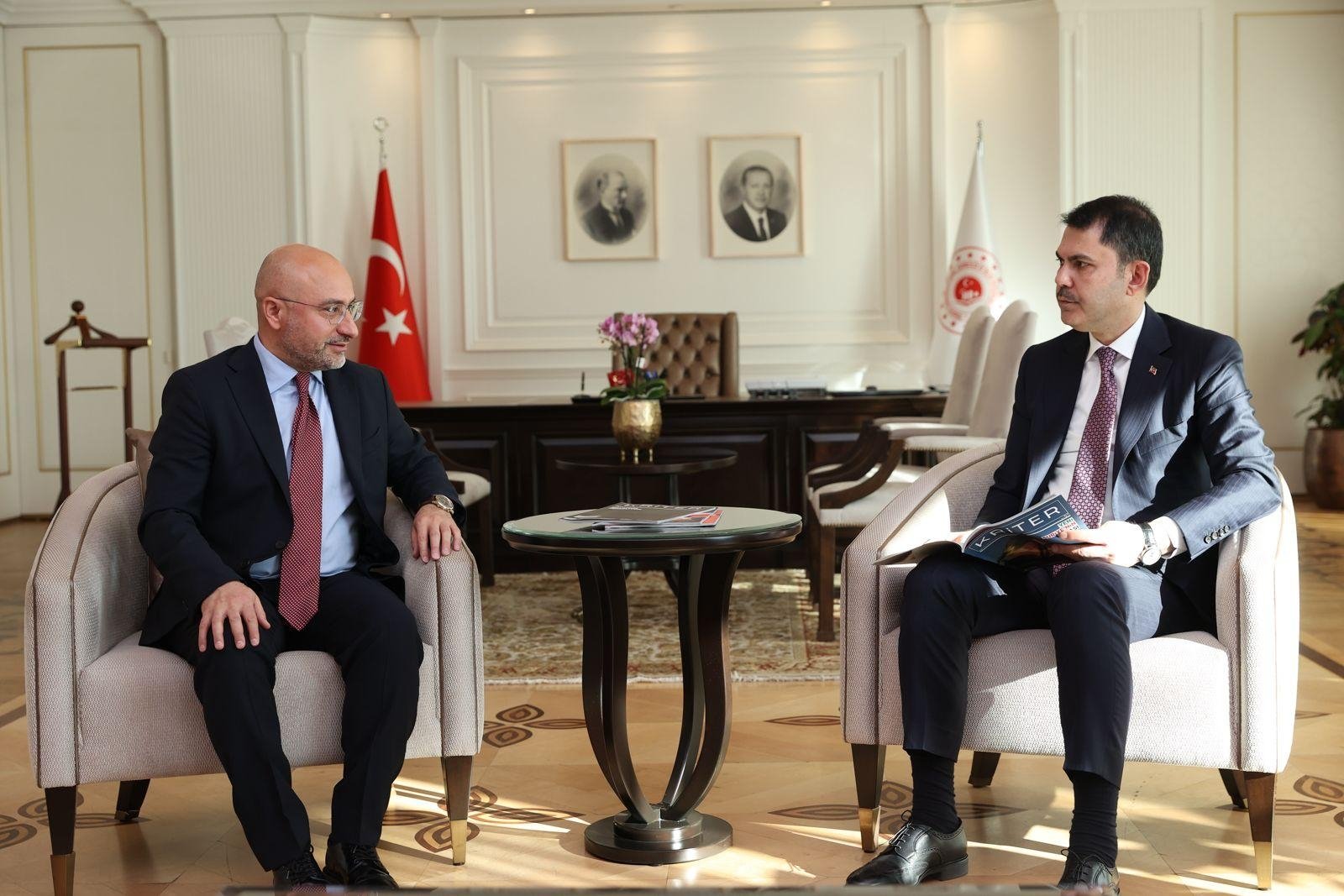 368437 Minister of Environment, Urbanization, and Climate Change Murat Kurum (R) with SETA General Director Nebi Miş, Ankara, Türkiye. (Courtesy of Kriter)