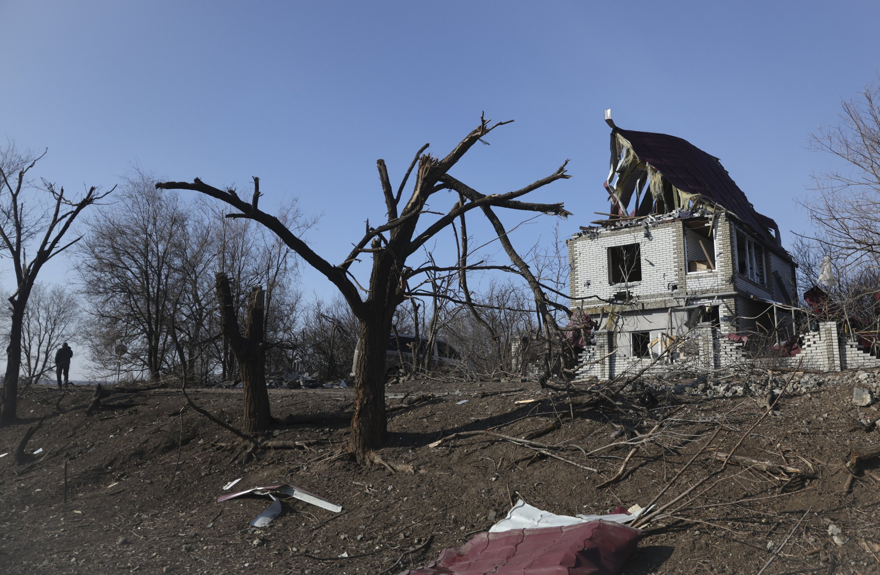 368928 A man walks past a damaged building in Orikhiv, Zaporizhzhia region, eastern Ukraine, Feb. 12, 2025. (EPA Photo)