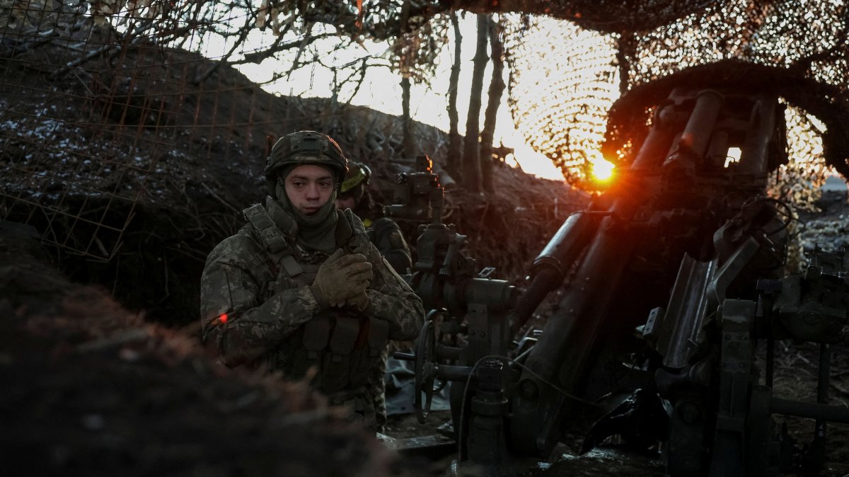 Ukrainian servicemen prepare to fire an M777 Howitzer toward a Russian position in the front line, in Donetsk region, Ukraine, Feb. 8, 2025. (Reuters Photo)