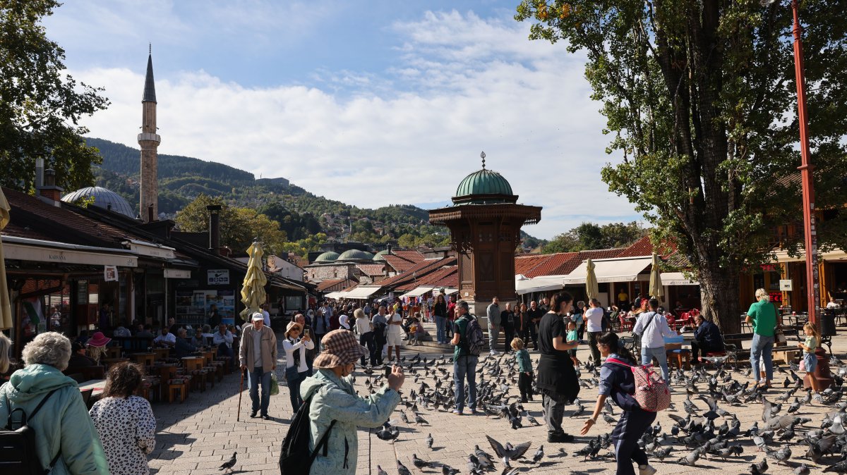 Tourists and visitors walk between pigeons and the Sebilj fountain in the old town, Sarajevo, Bosnia-Herzegovina, Oct. 11, 2024. (Reuters Photo)