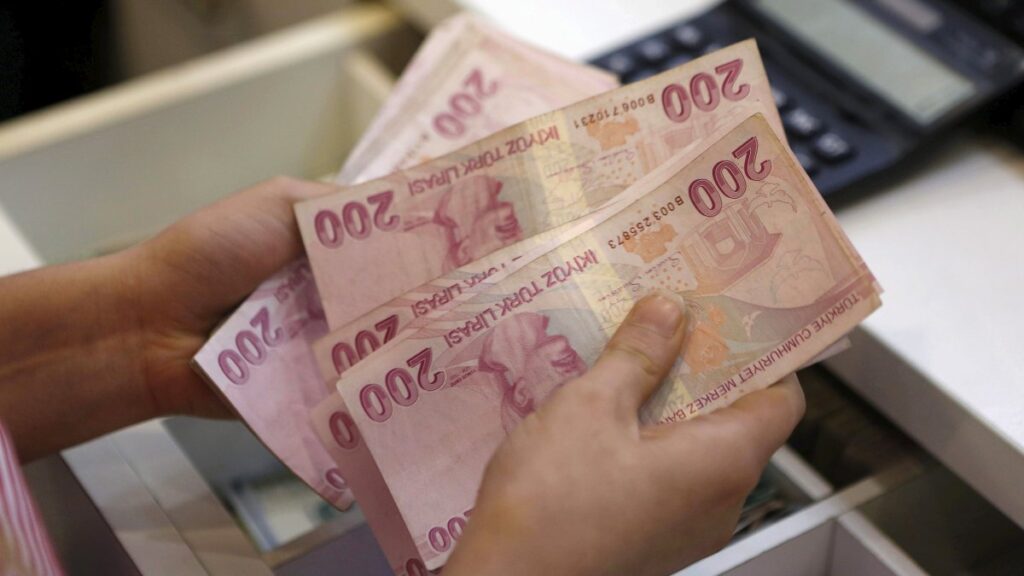 A money changer counts Turkish lira bills at a currency exchange office in central Istanbul, Türkiye, Aug. 21, 2015. (Reuters Photo)
