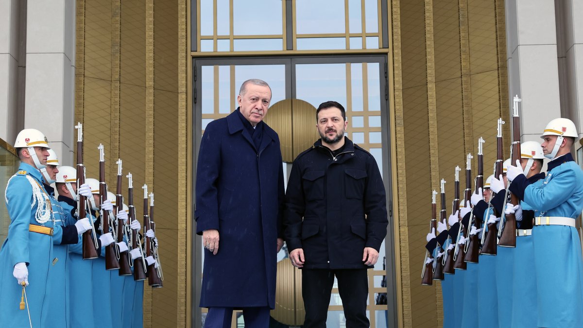 Turkish President Recep Tayyip Erdoğan (L) and Ukrainian President Volodymyr Zelenskyy pose for a photograph in Ankara, Türkiye, Feb. 18, 2025. (EPA Photo)