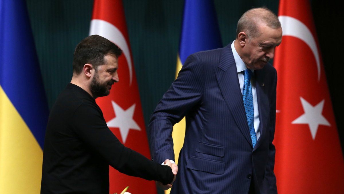 President Recep Tayyip Erdoğan and Ukrainian President Volodymyr Zelenskyy (L) attend a news conference after a meeting at the Presidential Palace, in Ankara, Türkiye, Feb. 18, 2025. (EPA Photo)