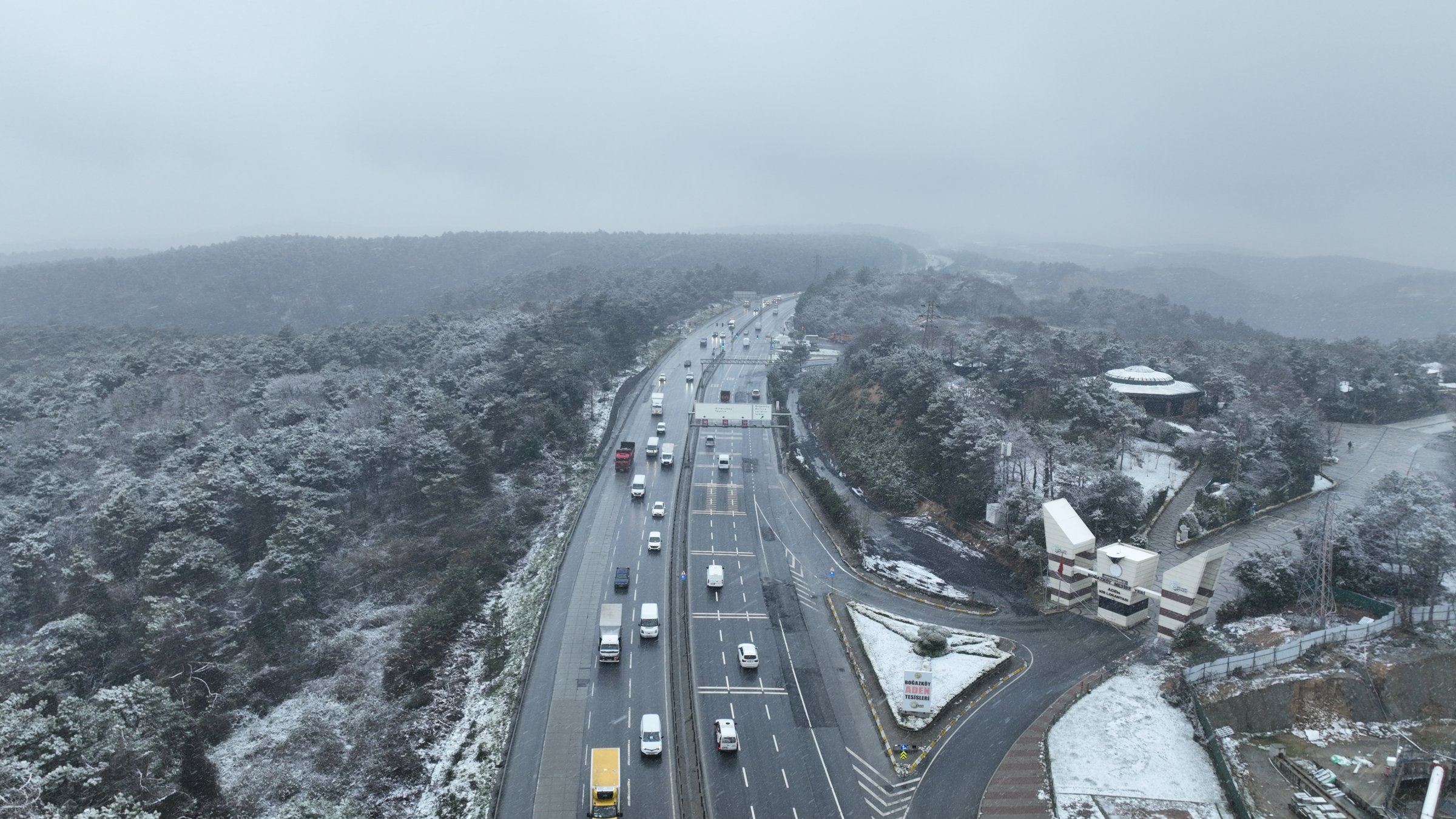 Snowfall is intensifying in Arnavutköy and surrounding areas, Istanbul, Türkiye, Feb. 19, 2025. (AA Photo)