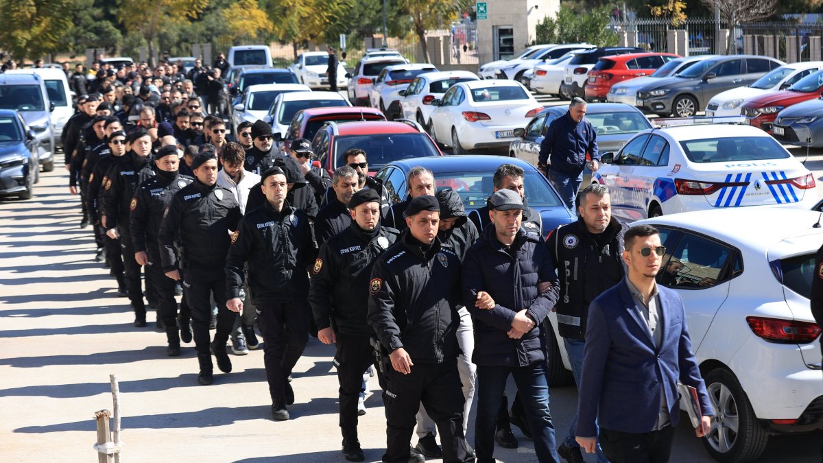 Police escort 77 of the 353 suspects detained over FETÖ links to the courthouse in southern Antalya province, Türkiye, Feb. 24, 2025. (AA Photo)