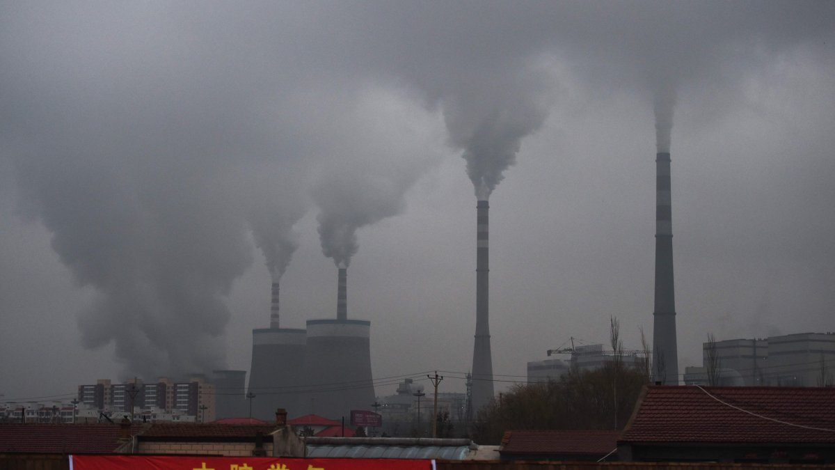 Smoke belching from a coal-fueled power station near Datong, northern Shanxi province, China, Nov. 19, 2015. (AFP Photo)