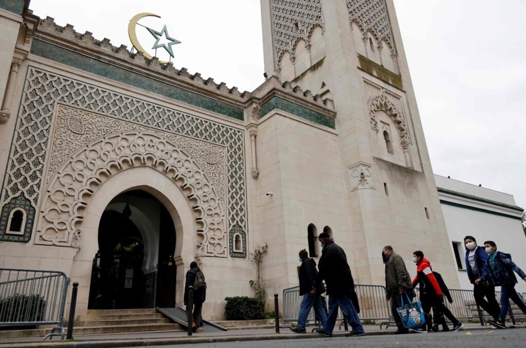 Muslims arrive at the Great Mosque of Paris for Friday prayers, France, Oct. 30, 2020. (AFP File Photo)