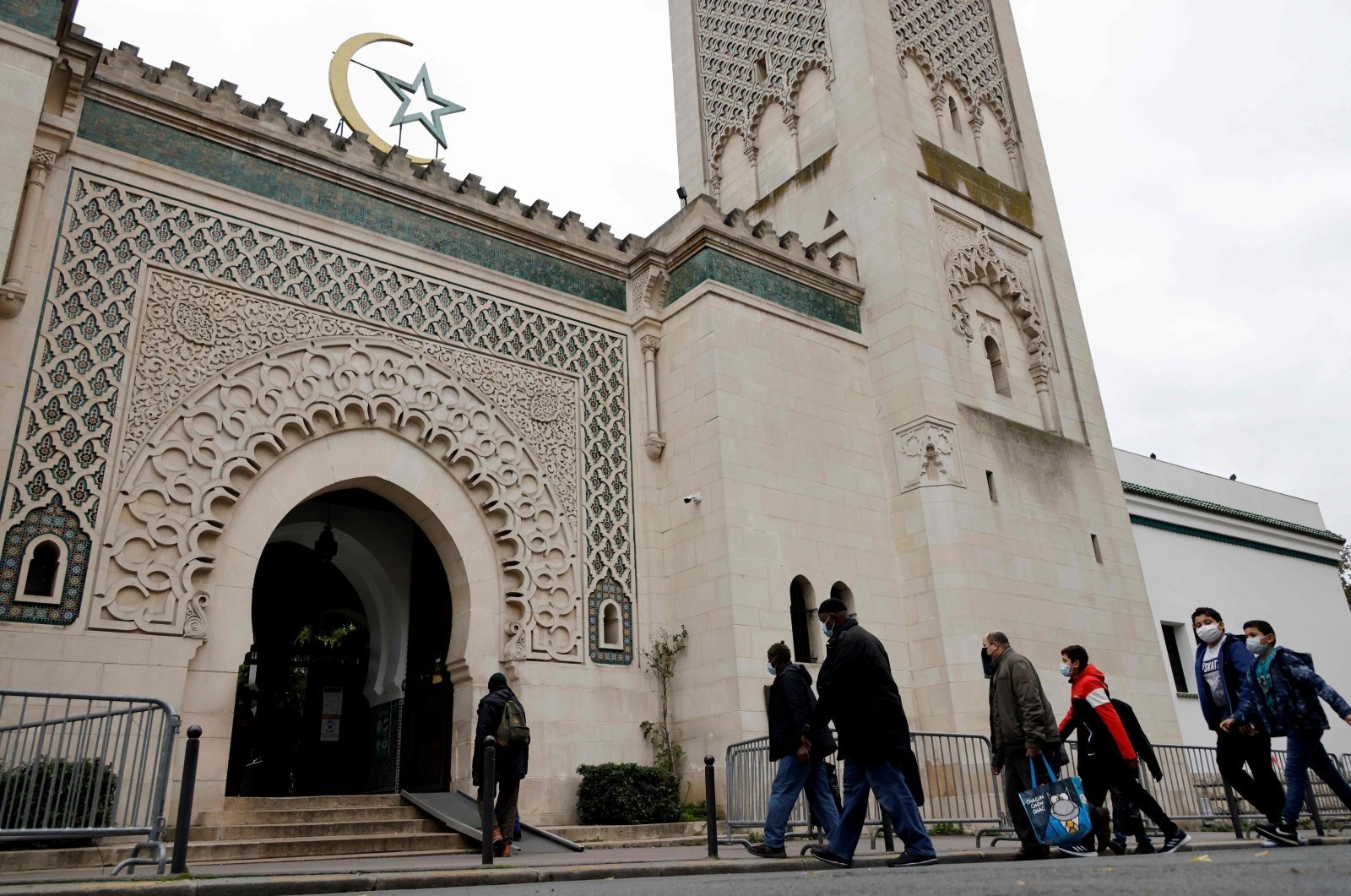 Muslims arrive at the Great Mosque of Paris for Friday prayers, France, Oct. 30, 2020. (AFP File Photo)