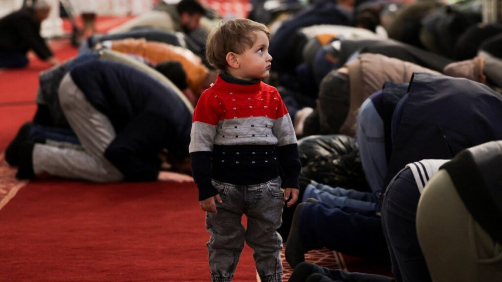 A child stands as people pray at the Umayyad Mosque, Damascus, Syria, Mar. 1, 2025. (Reuters Photo)