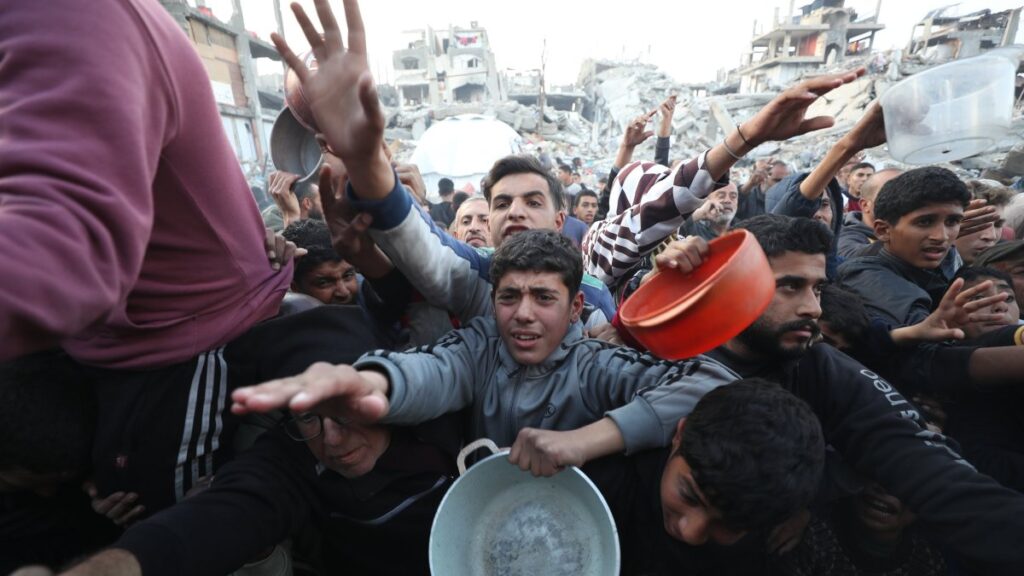Palestinians queue for hot meal provided by an aid group at the Jabalia refugee camp, nothern Gaza, Palestine, March 4, 2025. (AA Photo)