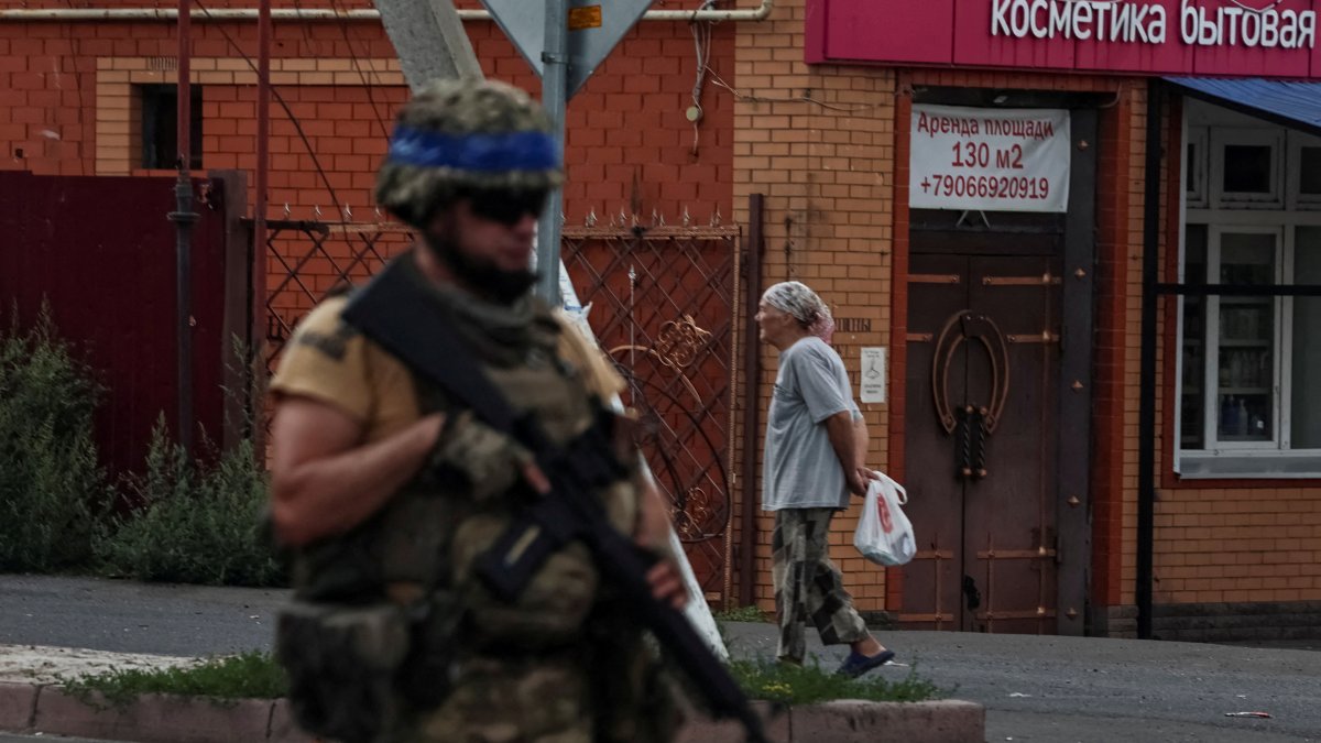 A Ukrainian serviceman patrols an area controlled by the Ukrainian army in Sudzha, Kursk region, Russia, Aug. 16, 2024. (Retuers Photo)
