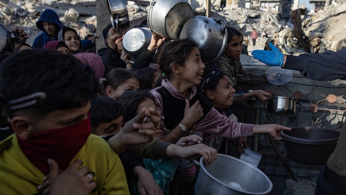 Internally displaced Palestinian children push themselves in line to receive a portion of food from a charity kitchen before the iftar meal, in Beit Lahia, northern Gaza Strip, Palestine, March 10, 2025. (EPA Photo)
