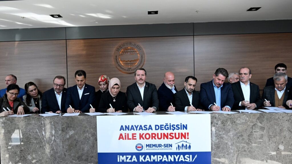 Memur-Sen representatives sign the petition in the capital, Ankara, Türkiye, March 10, 2025. (AA Photo)