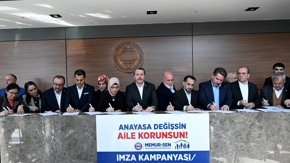 Memur-Sen representatives sign the petition in the capital, Ankara, Türkiye, March 10, 2025. (AA Photo)