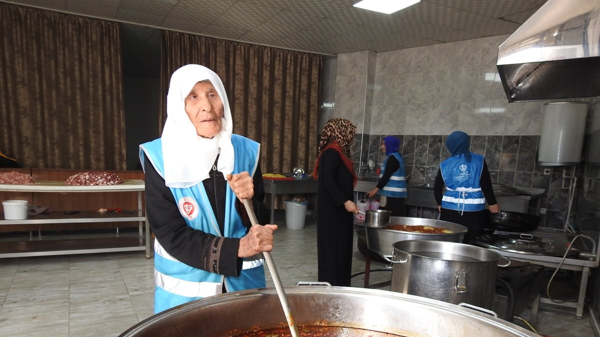 Nazife Doğan prepares meals for those in need at a mosque soup kitchen in Gaziantep, Türkiye, March 12, 2025. (IHA Photo)