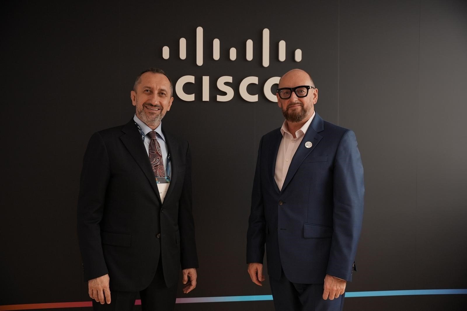 372953 Türk Telekom CEO Ümit Önal (L) and Gordon Thomson, vice president for EMEA Service Provider at Cisco. (Courtesy of Türk Telekom)