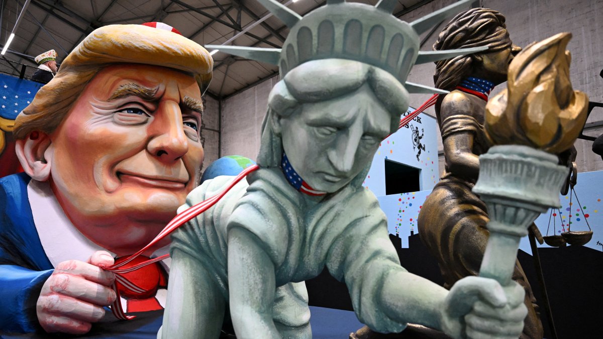 A carnival float, depicting U.S. President Donald Trump holding the Statue of Liberty and Lady Justice on a leash, is presented ahead of the traditional Rose Monday Carnival parade in Cologne, Germany, Feb. 25, 2025. (Reuters Photo)