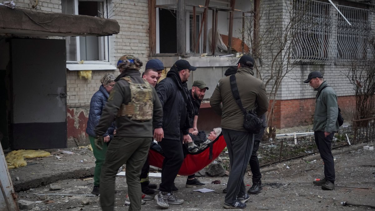 Rescuers and volunteers evacuate a wounded person from an apartment building damaged during a Russian missile strike, amid Russia's attack on Ukraine, Sumy, Ukraine, March 24, 2025. (Reuters Photo)