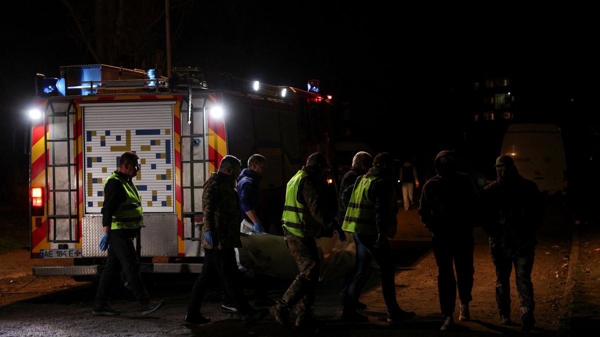 Emergency personnel carry a body at the site of a Russian missile strike in a residential area, Kryvyi Rih, Ukraine, April 4, 2025. (Reuters Photo)