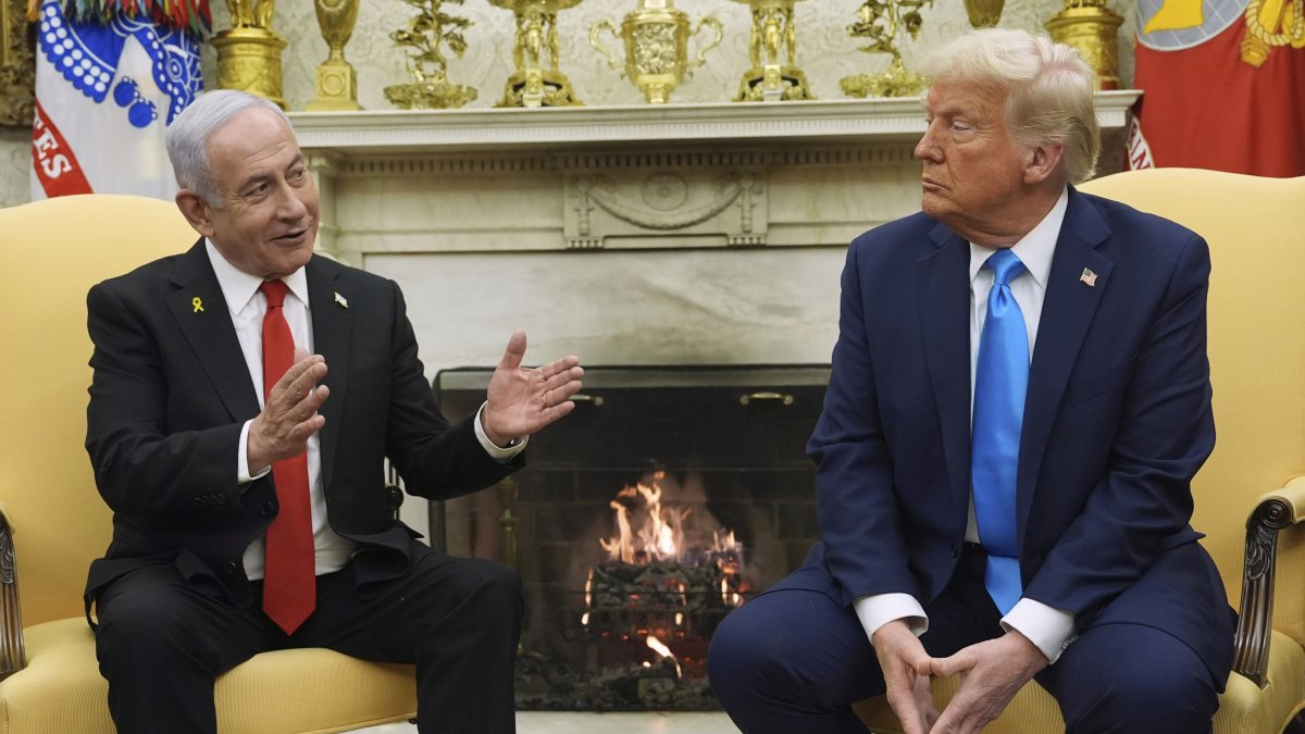 President Donald Trump (R) meets with Israel's Prime Minister Benjamin Netanyahu in the Oval Office of the White House, Washington, U.S., Feb. 4, 2025. (AP Photo)
