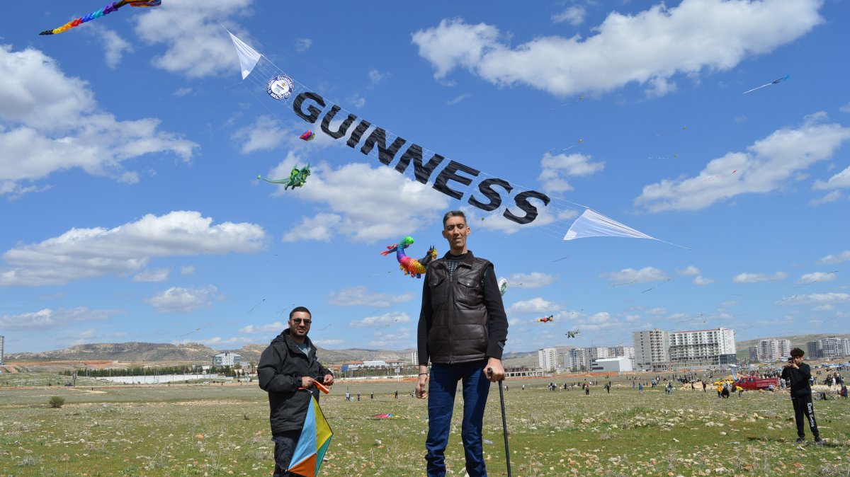 Sultan Kösen, the world's tallest living man, joyfully participates in a kite festival, Mardin, Türkiye, April 7, 2025. (DHA Photo)