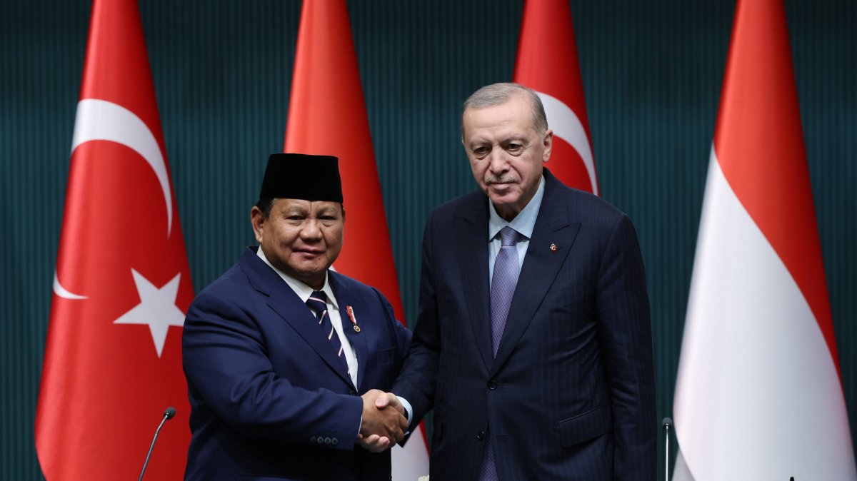 President Recep Tayyip Erdoğan and Indonesian President Prabowo Subianto shake hands after signing bilateral cooperation agreements in Ankara, April 10, 2025. (AA Photo)