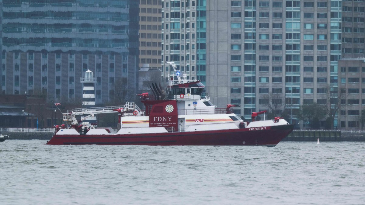 A New York Fire Department rescue boat is seen in Hoboken, New Jersey, after a helicopter crashed into the Hudson River on April 10, 2025. (AFP Photo)