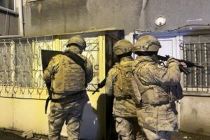Turkish gendarmerie officers prepare to raid a house hiding five Iraqi nationals linked to the Daesh terrorist group, in central Yozgat province, Türkiye, Dec. 28, 2023. (DHA Photo)