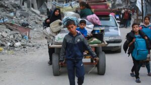 Palestinians ferry their belongings following Israeli evacuation orders as they arrive in Gaza City to flee neighbourhoods to the east of the city,Gaza Strip, April 11, 2025. (AFP Photo)
