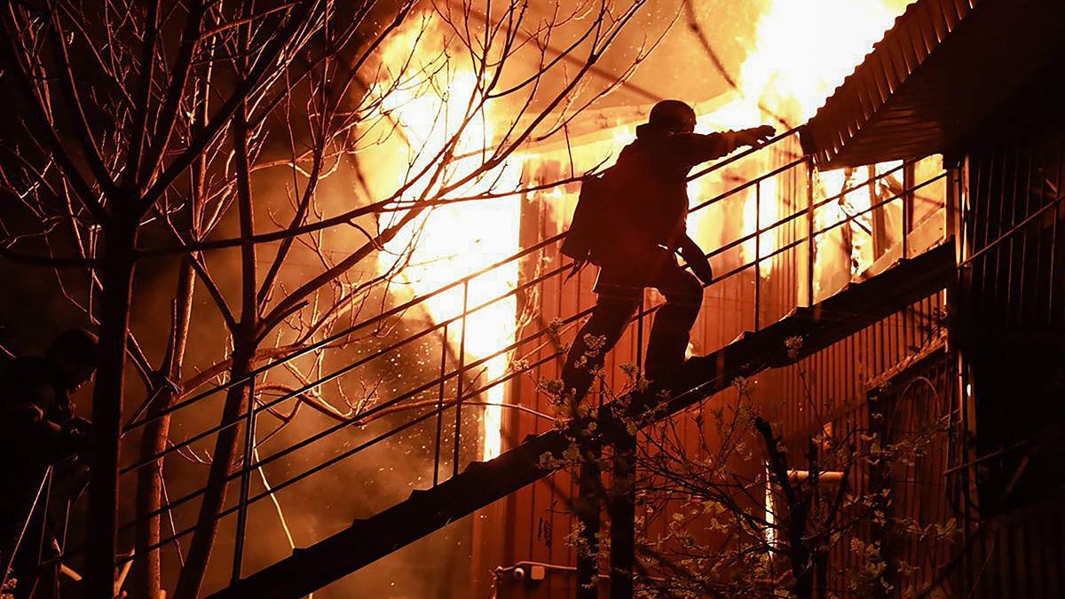 A rescuer working at the site of a Russian drone attack in Dnipro, Ukraine, April 17, 2025. (AFP Photo)