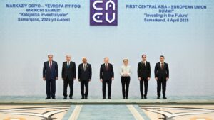 (L-R) Tajik President Emomali Rahmon, Kazakh President Kassym-Jomart Tokayev, European Council President Antonio Costa, Uzbek President Shavkat Mirziyoyev, European Commission President Ursula Von der Leyen, Turkmen President Serdar Berdymukhamedov and Kyrgyz President Sadyr Japarov pose for a photo during the first Central Asia-European Union summit, Samarkand, Uzbekistan, April 4, 2025. (Reuters Photo)
