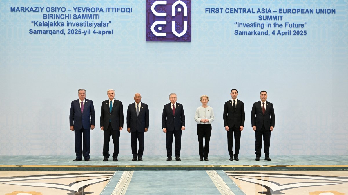 (L-R) Tajik President Emomali Rahmon, Kazakh President Kassym-Jomart Tokayev, European Council President Antonio Costa, Uzbek President Shavkat Mirziyoyev, European Commission President Ursula Von der Leyen, Turkmen President Serdar Berdymukhamedov and Kyrgyz President Sadyr Japarov pose for a photo during the first Central Asia-European Union summit, Samarkand, Uzbekistan, April 4, 2025. (Reuters Photo)
