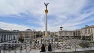 A couple looks at Independence Square in Kyiv during a warm spring day amid the Russian invasion of Ukraine, Kyiv, Ukraine, April 19, 2025. (AFP Photo)