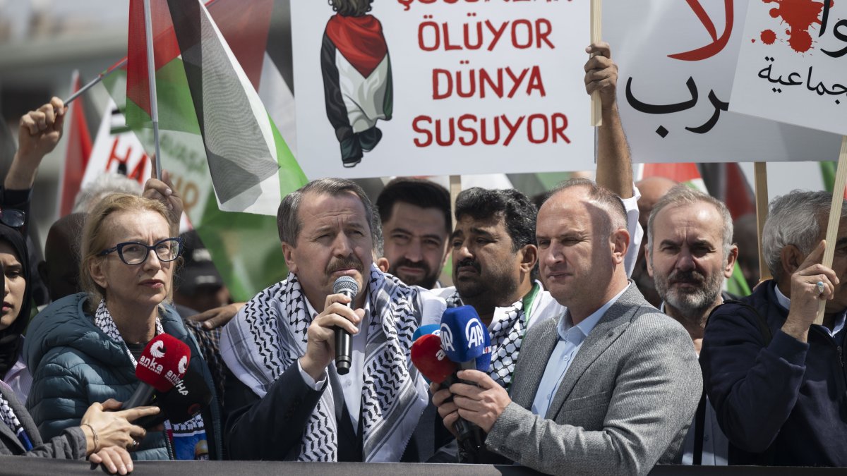 The head of Türkiye's largest civil servants' union, Memur-Sen, Ali Yalçın, is seen speaking to the media in front of the U.N. Türkiye representation, Ankara, Türkiye, April 21, 2025 (AA Photo)