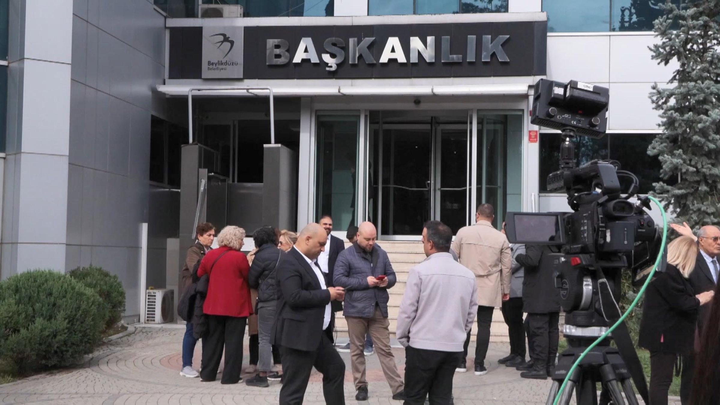 People wait outside the Beylikdüzü municipality building, Istanbul, Türkiye, March 26, 2025. (DHA Photo)