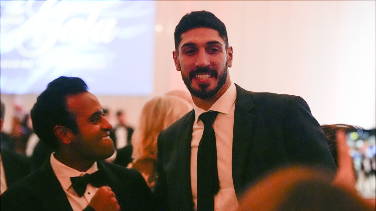 Entrepreneur Vivek Ramaswamy (L) talks with Enes Kanter Freedom (R) before President-elect Donald Trump speaks at his Mar-a-Lago estate, Florida, U.S., Nov. 14, 2024. (AP Photo)