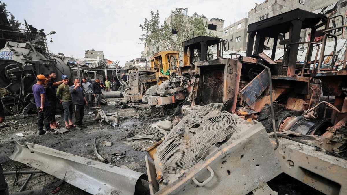 Palestinians inspect the site of an Israeli strike that hit machinery, in Jabalia refugee camp in the northern Gaza Strip, April 22, 2025. (Reuters Photo)