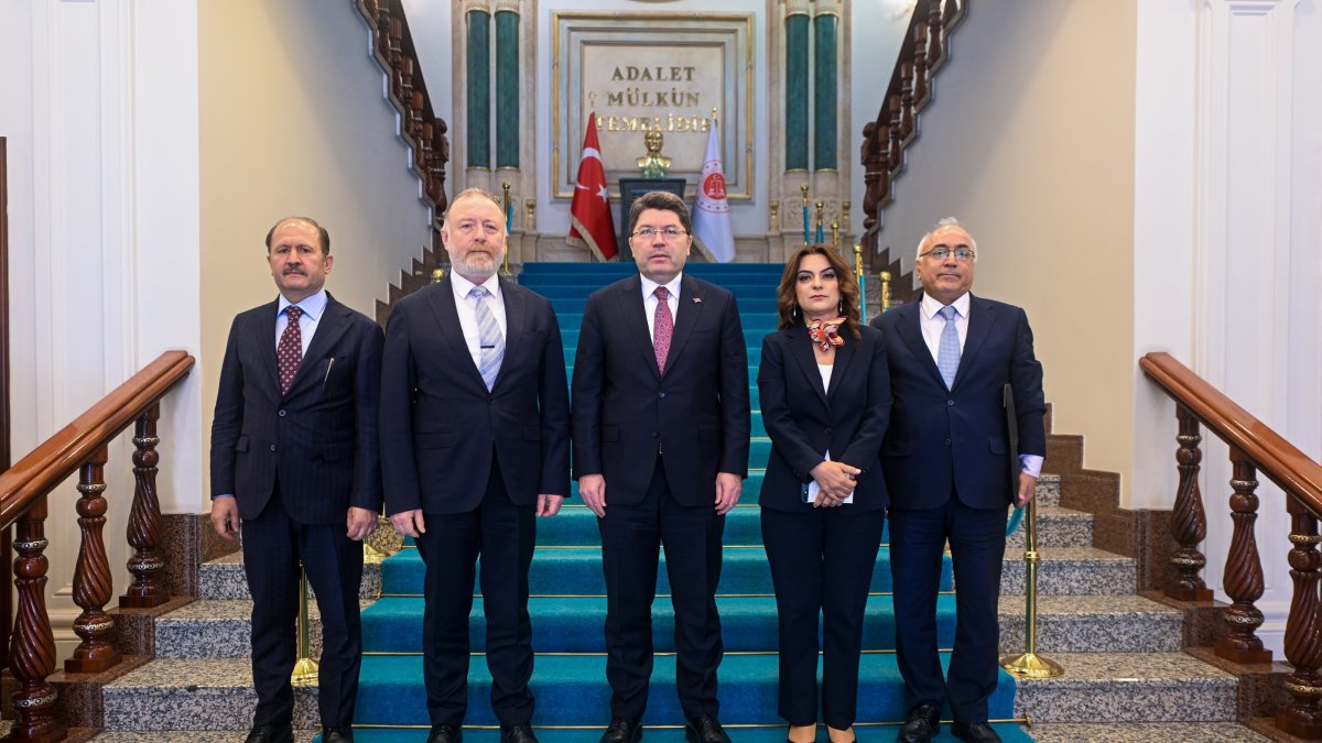 (L to R) Deputy Justice Minister Ramazan Can, Peoples’ Equality and Democracy Party (DEM Party) lawmaker Sezai Temelli, Justice Minister Yılmaz Tunç, DEM Party Group Deputy Chair Gülistan Kılıç Koçyiğit and DEM Party Deputy co-Chair Öztürk Türkdoğan pose ahead of a meeting at the Justice Ministry, Ankara, Türkiye, April 24, 2025. (AA Photo)