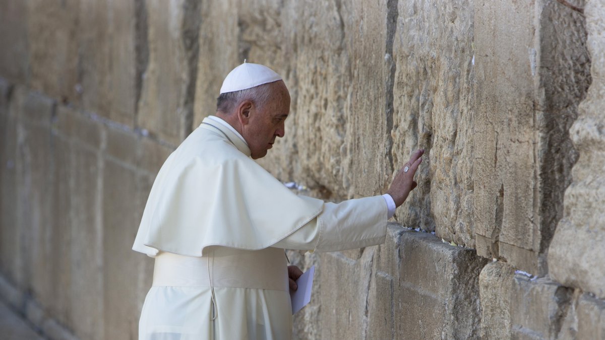 Pope Francis prays in front of the Western Wall, Old City, East Jerusalem, occupied Palestine, May 26, 2014. (AP Photo)