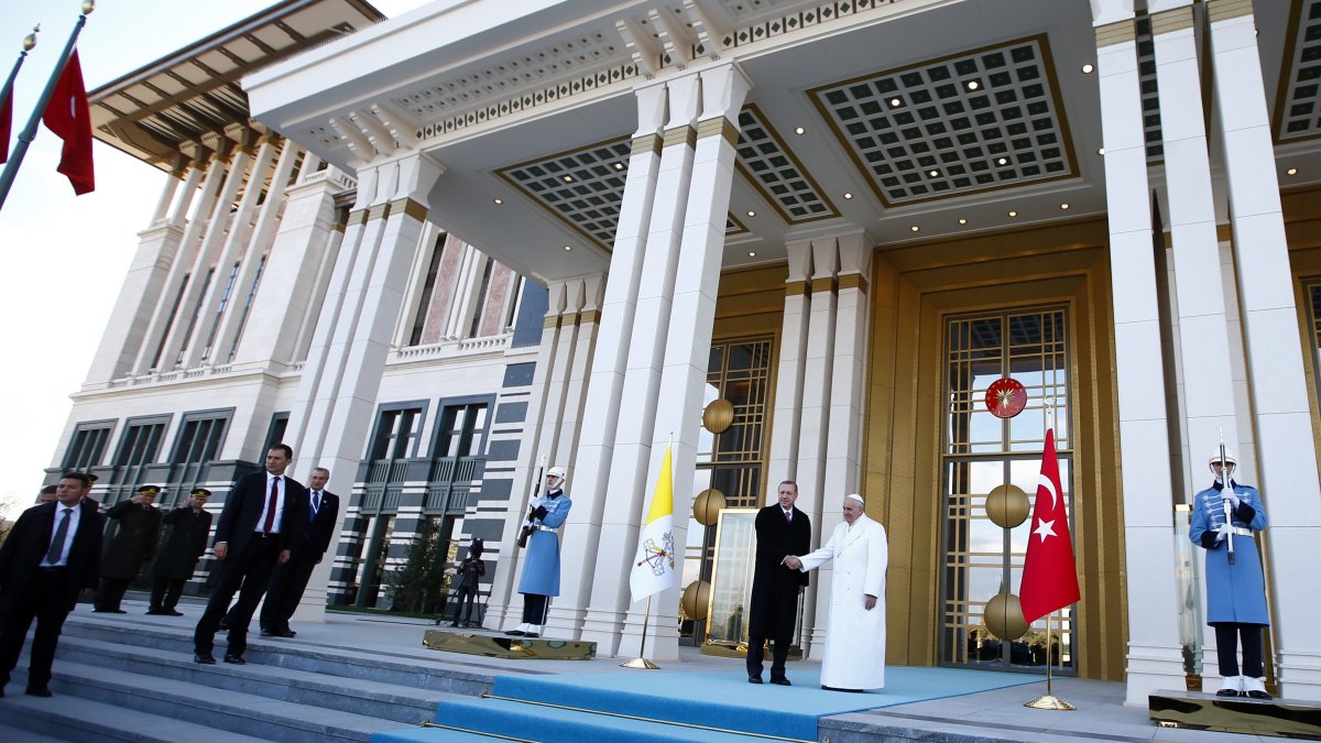 Pope Francis is welcomed by President Recep Tayyip Erdoğan at the presidential palace, Ankara, Türkiye, Nov. 28, 2014. (Reuters Photo)