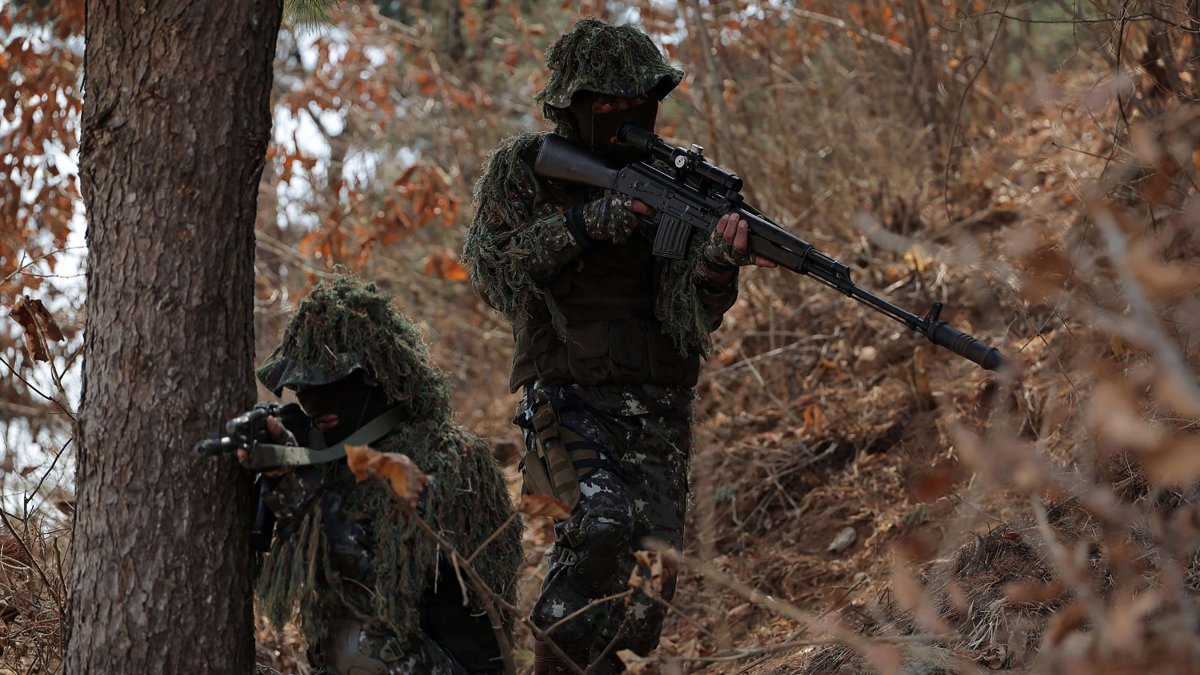 North Korean troops take part in a training exercise at an undisclosed location in North Korea, April 4, 2025. (AFP Photo)
