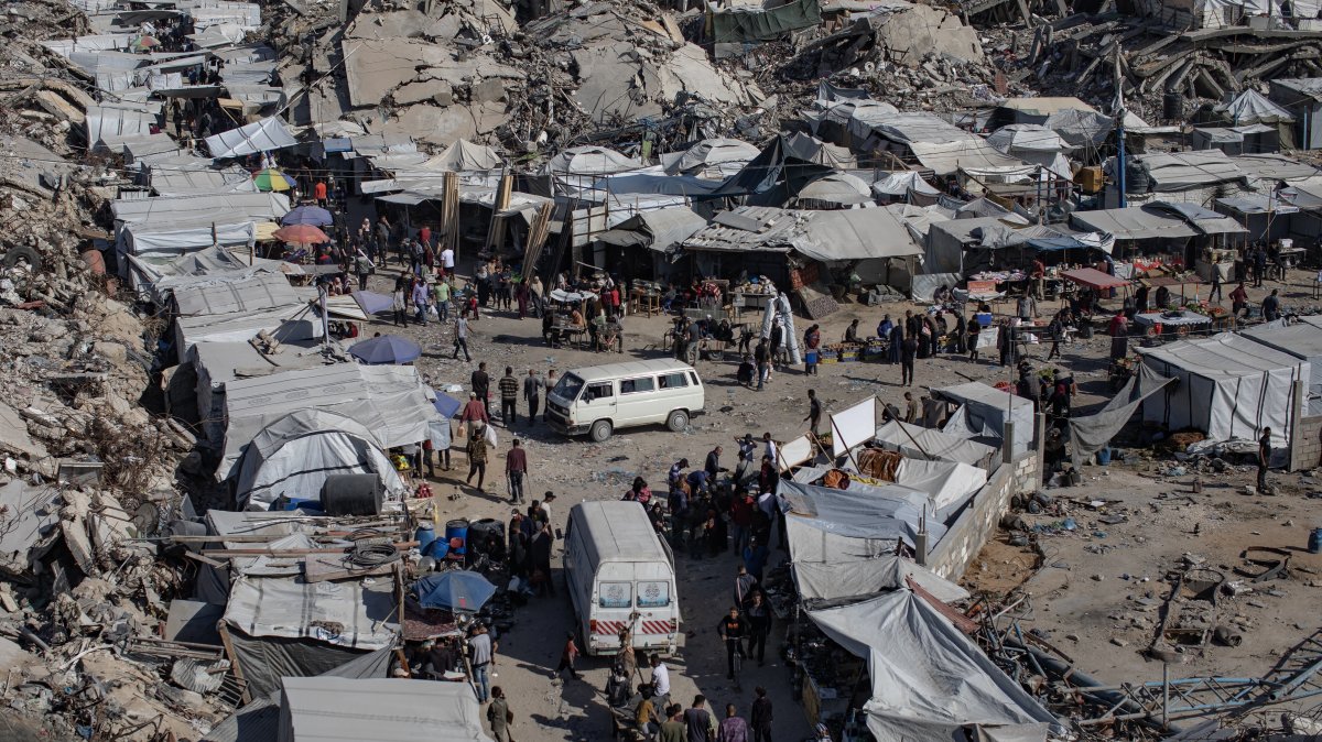 Displaced Palestinians gather at a market near the rubble of destroyed buildings in Jabalia, northern Gaza Strip, April 27, 2025. (EPA Photo)