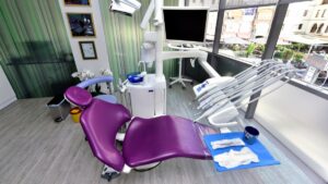 A view of a dentist’s office and medical instruments in Istanbul, Türkiye, September 2019. (Shutterstock Photo)