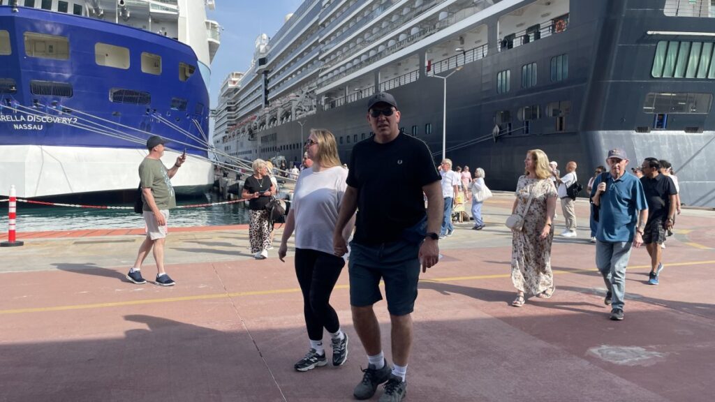 Tourists are seen after disembarking a cruise ship in Kuşadası in Aydın province, southwestern Turkey, April 18, 2025. (AA Photo)