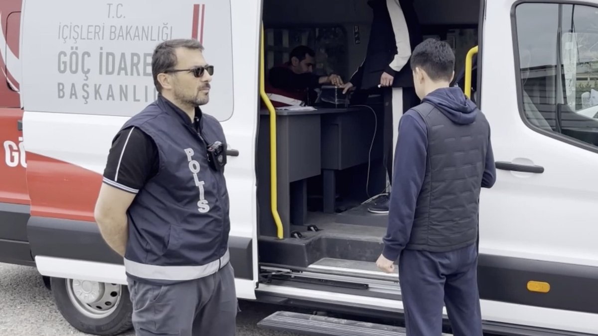 Officials from the migration directorate conduct inspections against irregular migration, Türkiye, April 3, 2025. (AA Photo)